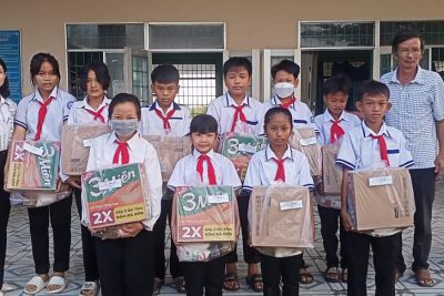 Trao quà “Tết cho học sinh nghèo” nhân dịp Tết Nguyên đán Quý Mão 2023